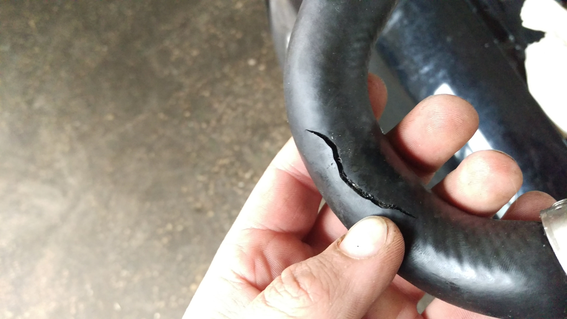 Почему лопнул рукав высокого давления? Основные причины и как их избежать